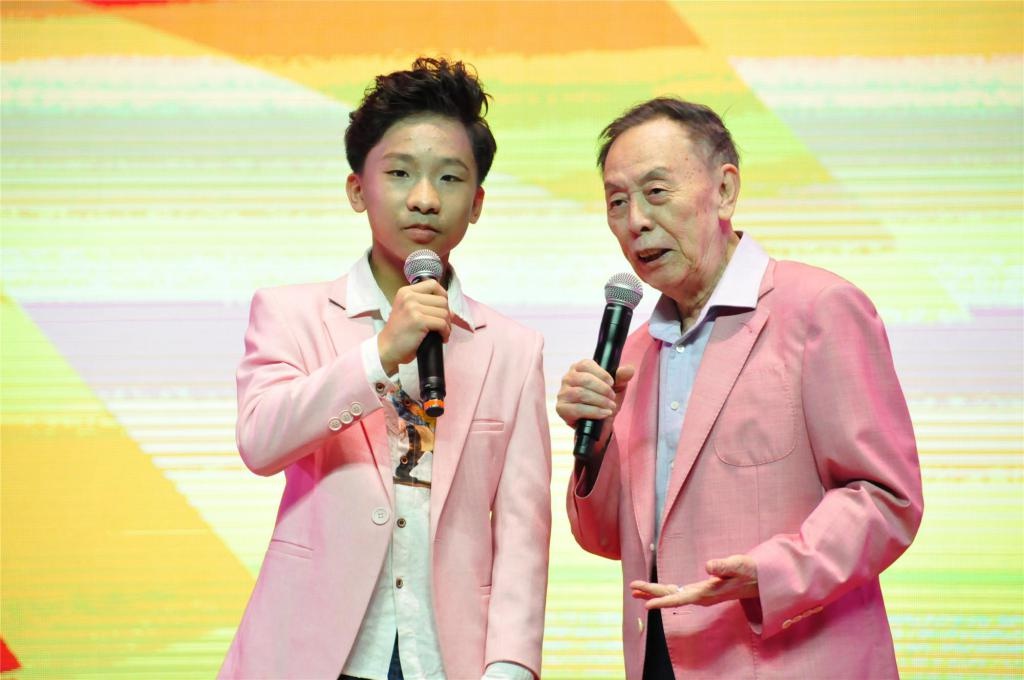 85岁黄俊英带来笑声,粤语相声歌舞综艺晚会在文化公园举行