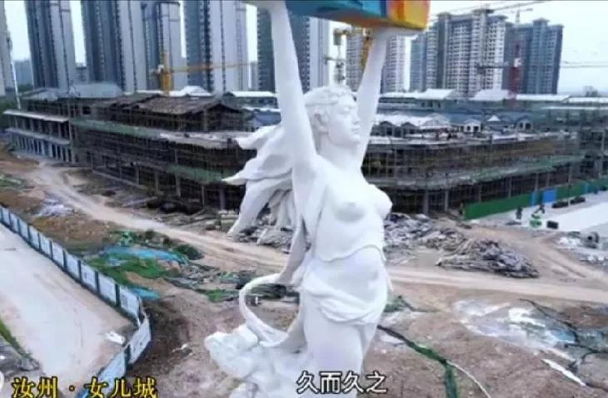 女娲上身不穿衣服,总是为我们节约树皮,节约布料  河南这个地方新修的