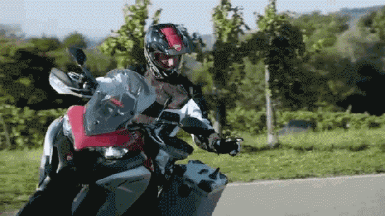 张雪820RR-RS直面右弯地狱！18连弯下的底盘电控大考-有驾