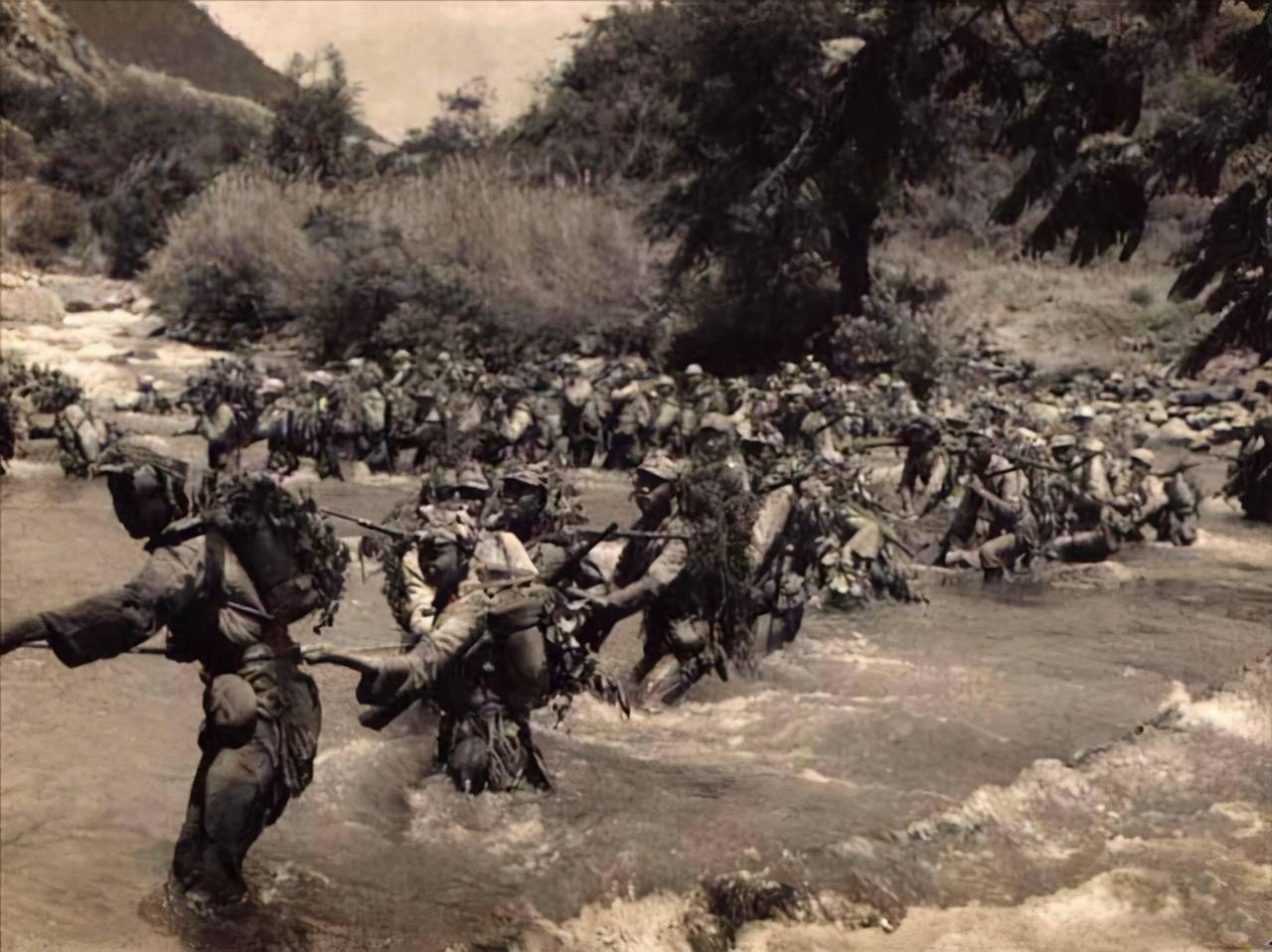 红军飞夺泸定桥时,敌军为啥没守住?川军老兵揭秘