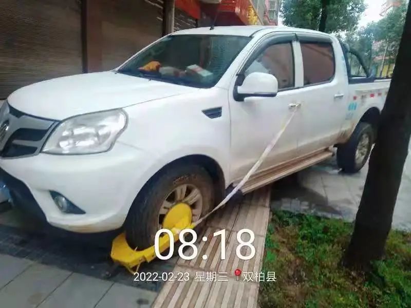 违停车被锁楚雄州一男子暴力开锁城管罚款200保证书一份