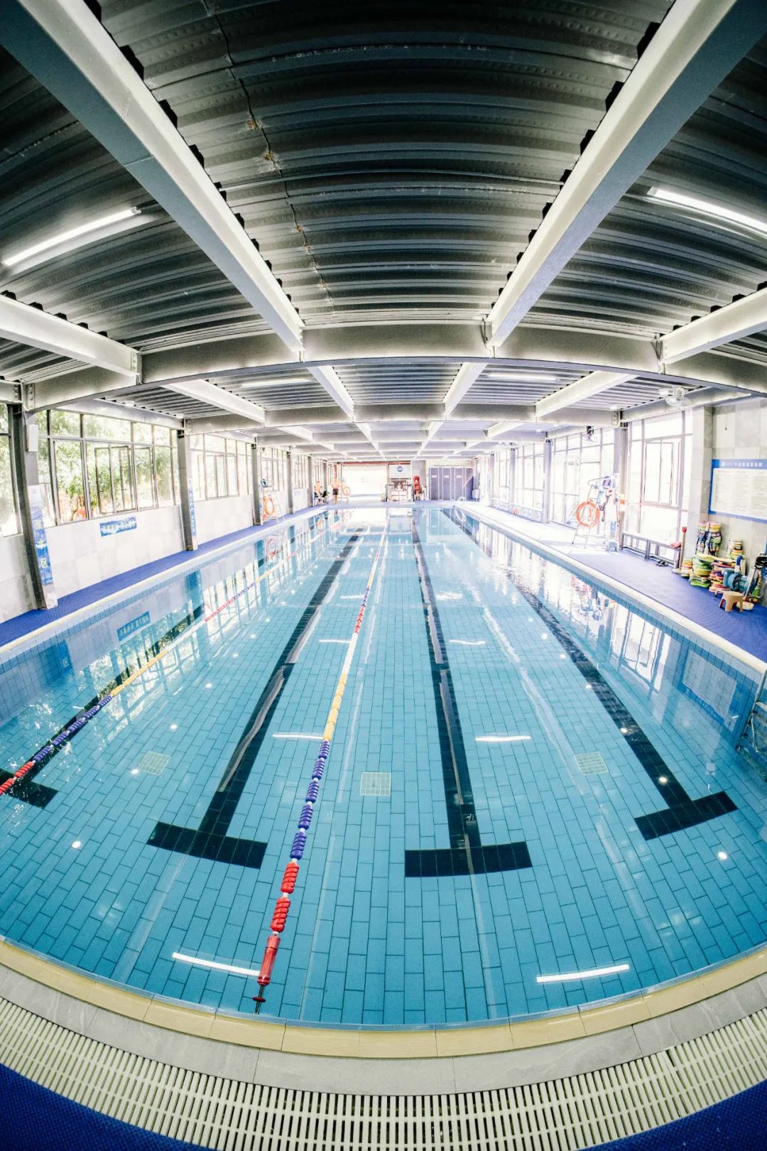 光明大型28℃恒温游泳馆送福利了,让你畅游四季无惧寒冷!