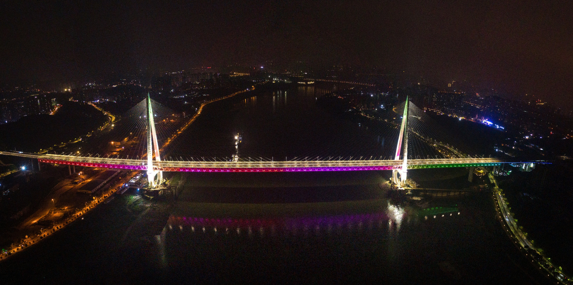 图片新闻|白居寺大桥灯光测试 宛若"彩虹"横跨长江