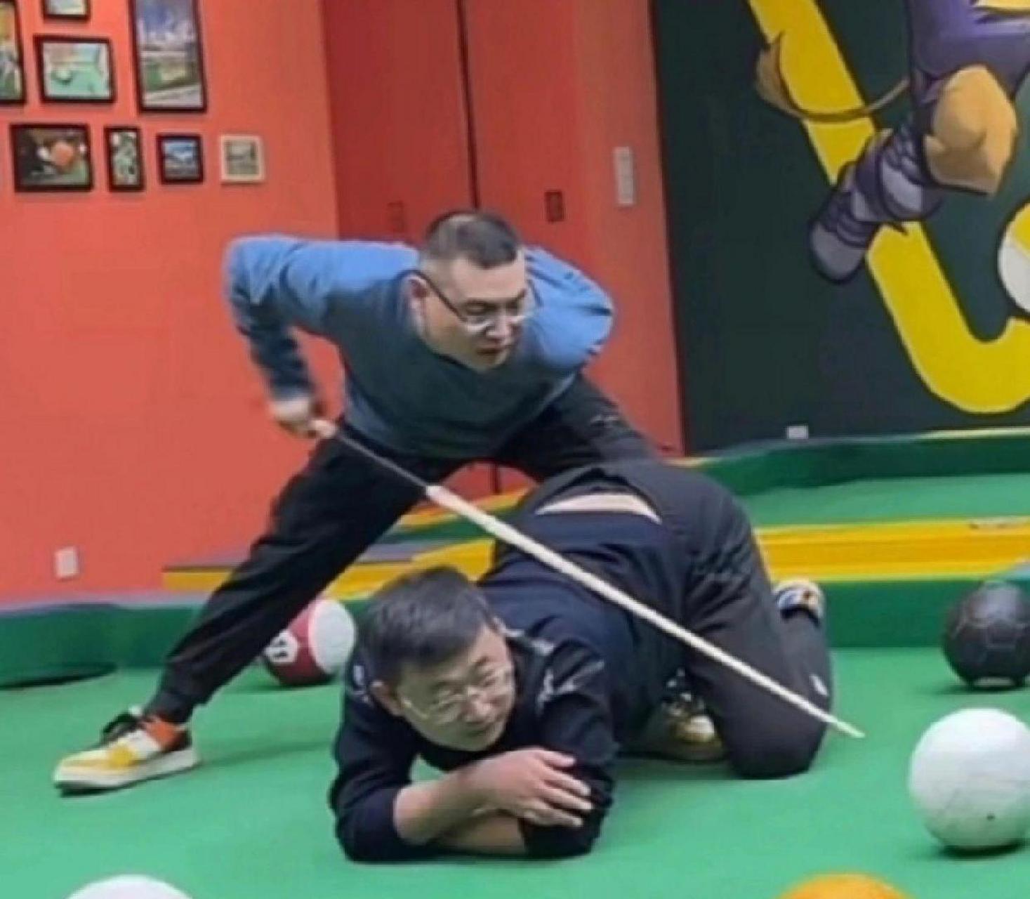 玩台球的奇葩行为,一个比一个搞怪.