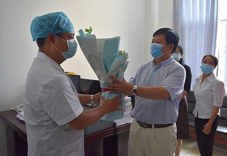 杨兴荣到新平县元江县开展"中国医师节"慰问活动