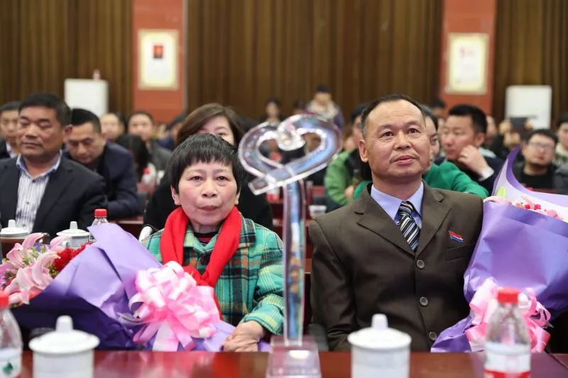 岳麓山下 好人巡礼|谢海华:守护瘫痪妻子30余载,他是人人点赞的"好