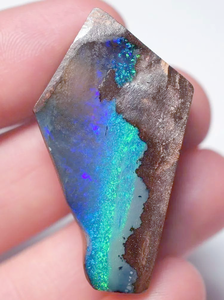 欧泊的多样性与独特魅力:一种受欢迎的幸运之石