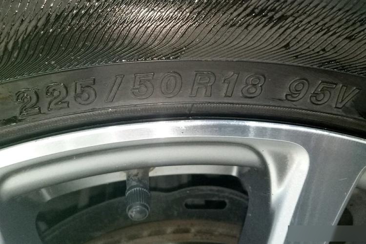 艾力绅轮胎尺寸