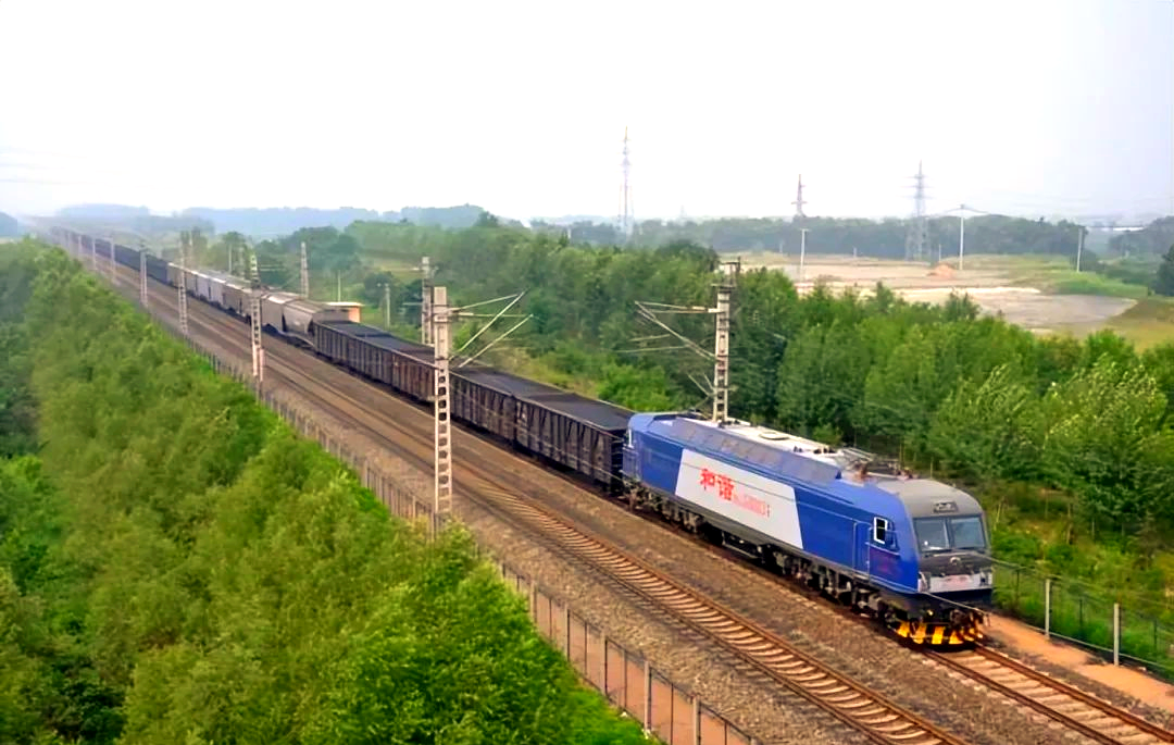 我国成功试运行超大重载列车,载重超3万吨,编组达324辆