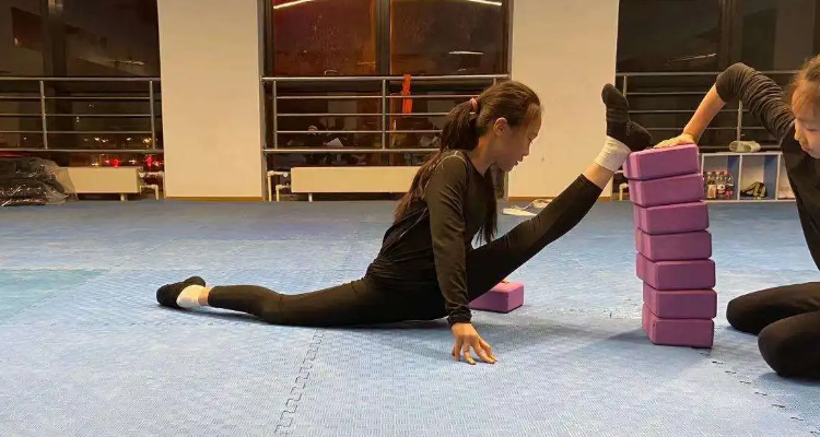 健美操吸腿跳的练习方法
