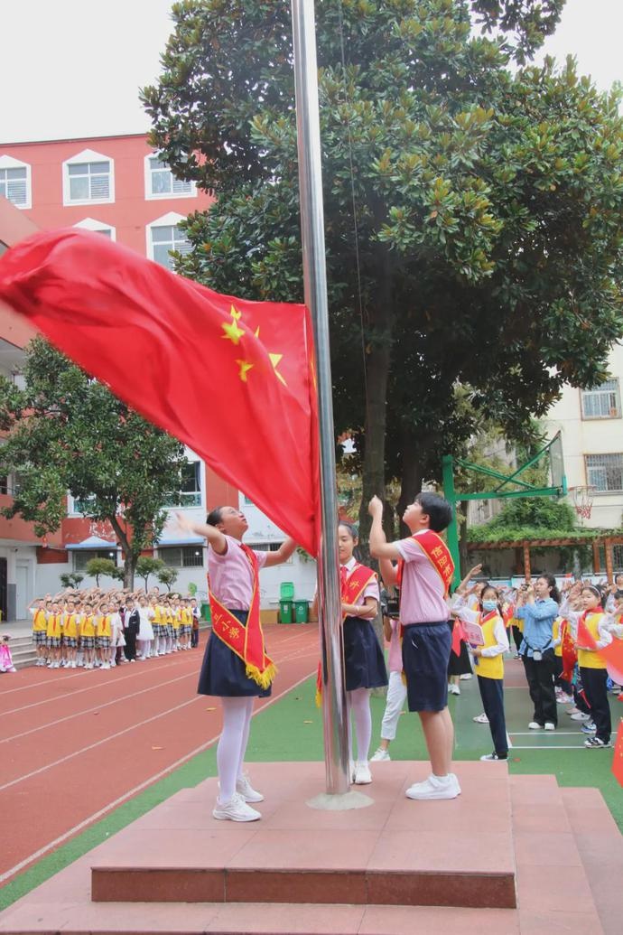信阳市第十三小学举行"庆国庆 树理想"主题升旗仪式