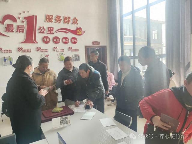 公安县斑竹垱镇便民服务中心:"停网不停办"