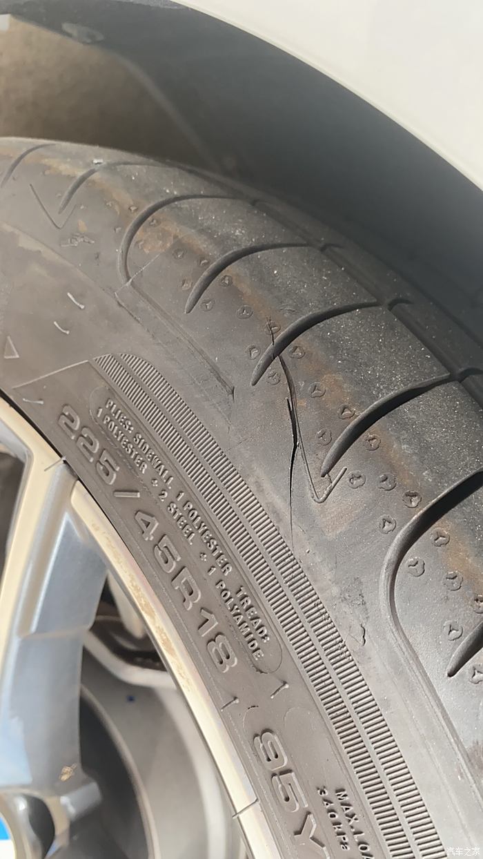 车子轮胎侧壁裂纹需要换新吗?