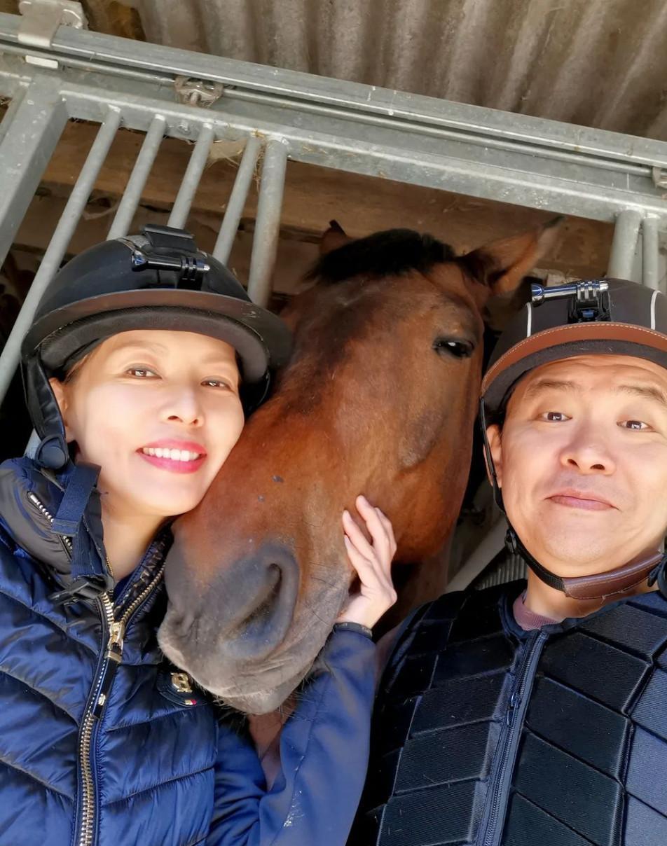 54岁雷颂德近况!定居英国越活越年轻,照顾抗癌妻子和自闭症儿子