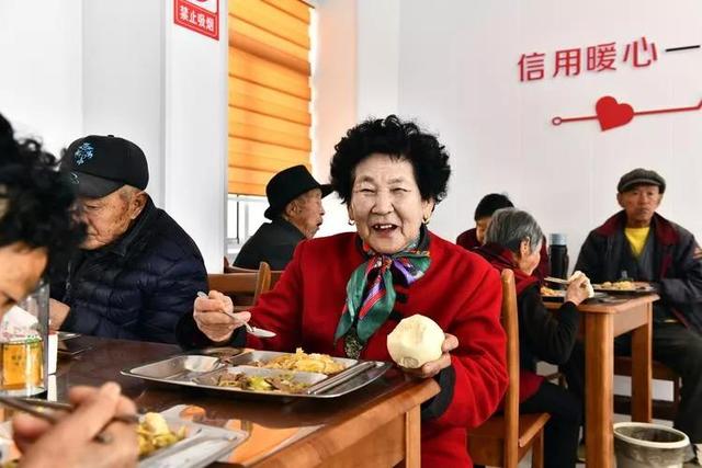 老人去飯店吃飯只因不會掃碼,無奈餓著肚子離開