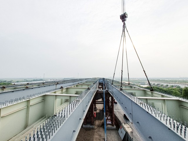 杭绍甬高速杭绍段全线单跨跨径最大槽型梁完成安装