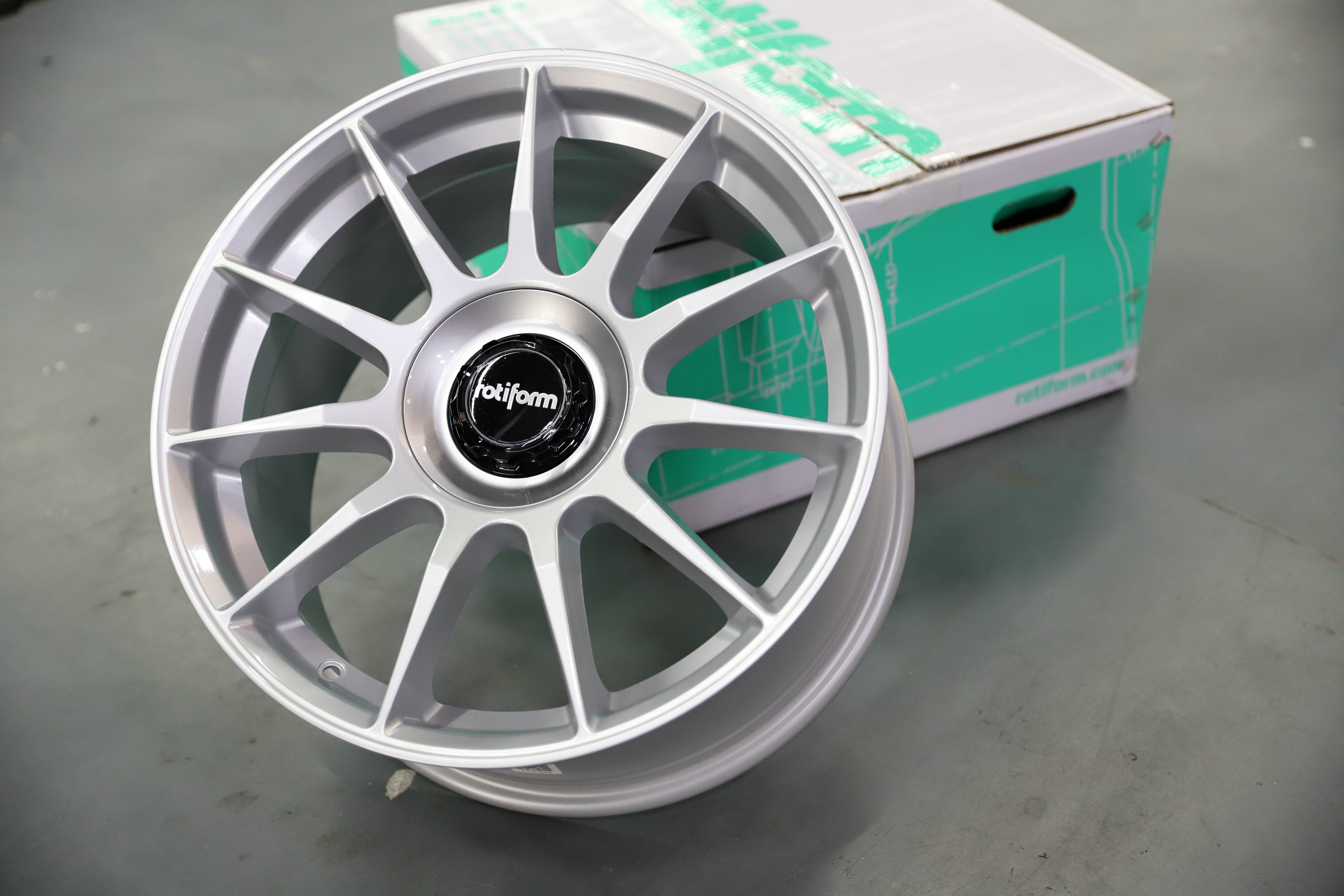 升级改装美国rotiform轮毂:让沃尔沃s60运动感十足