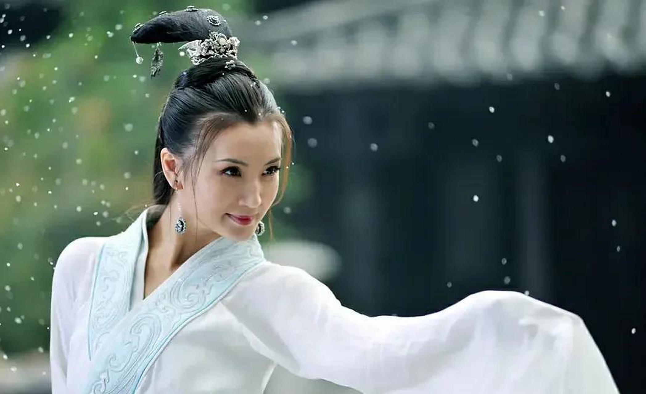 袁冰妍的貂蝉扮相第一眼看很美,但越看越寡淡,与陈红,陈好,娜扎比起来