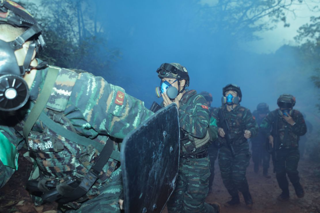 灵活作战 火速追敌:武警特战队员反恐极限训练扣人心弦