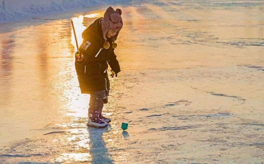 哈尔滨世界欢乐城嬉冰闹冬,冰上陀螺玩出新花样