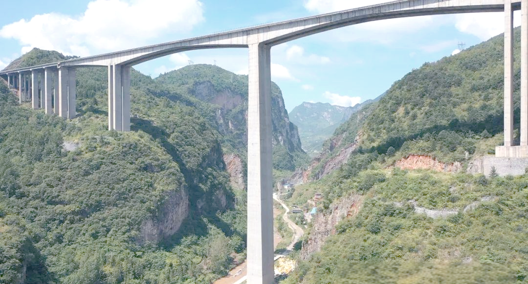 贵州赫章特大桥:桥墩高达195米,被誉为"亚洲第一墩",展现中国基建实力