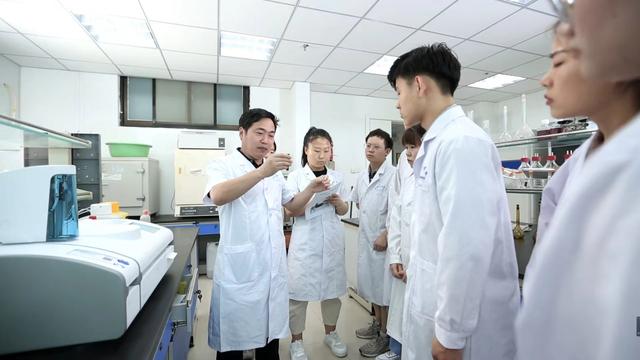 胸有凌云志 敢上九天揽明月——记河南省生物化学与分子生物学会理事长王天云