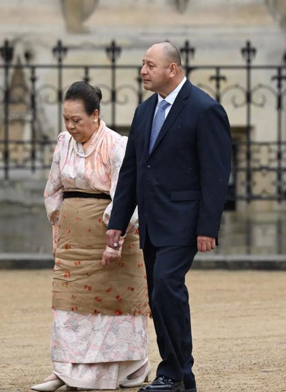 泰国王后穿蓝色泰服珠光宝气,卡塔尔王后穿高定雍容华贵,不丹王后依然