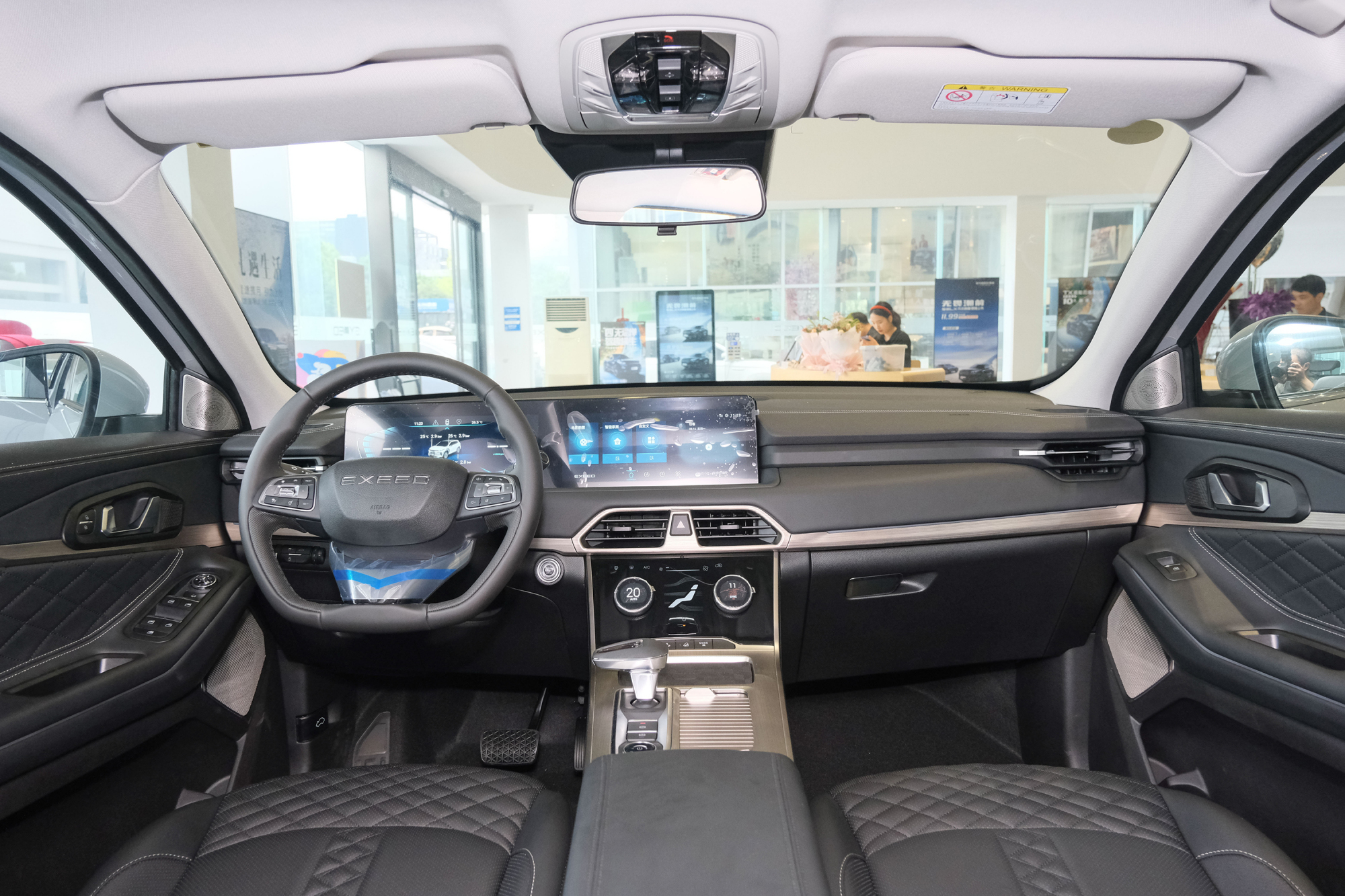 内饰方面,星途lx凡尔赛版采用了全黑内饰设计,同时车内标配了双12.