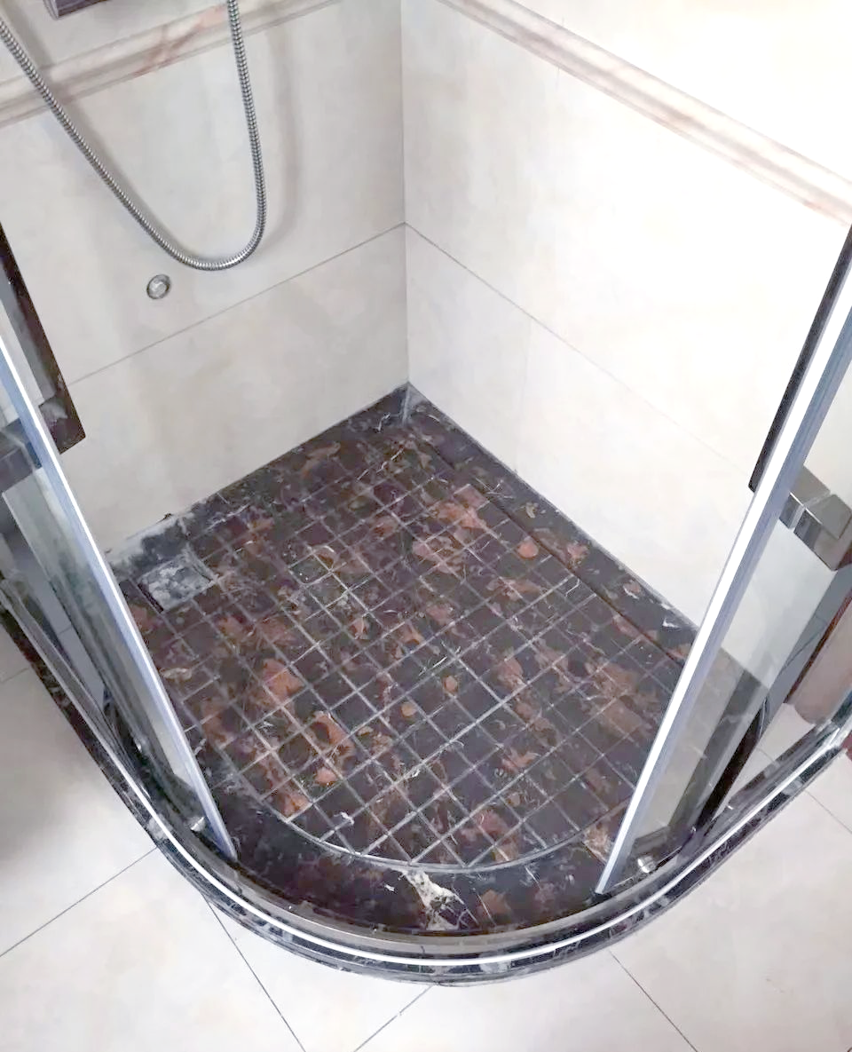 天然石材的浴室挡水条其宽度通常有3厘米,5厘米和6厘米三种选择,其中5