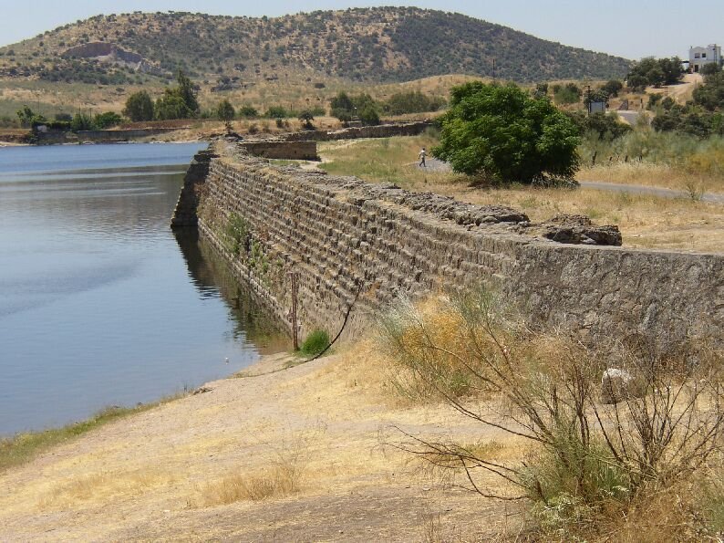 古代建筑的建造者无法获得现代建筑材料,所以他们不得不用石头,木材和