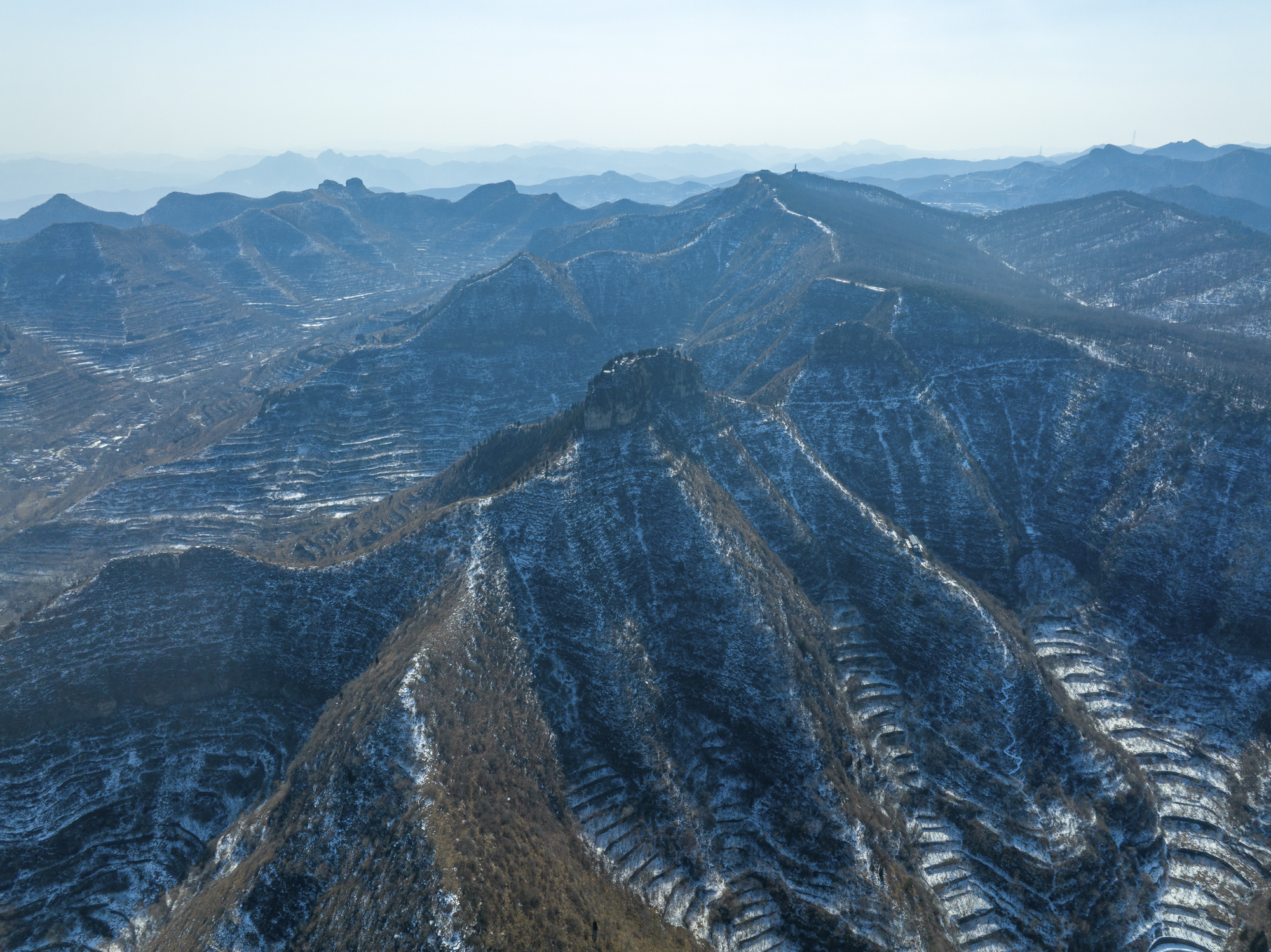 航拍青州仰天山森林公园,群山连绵起伏,"九龙盘"公路气势雄伟