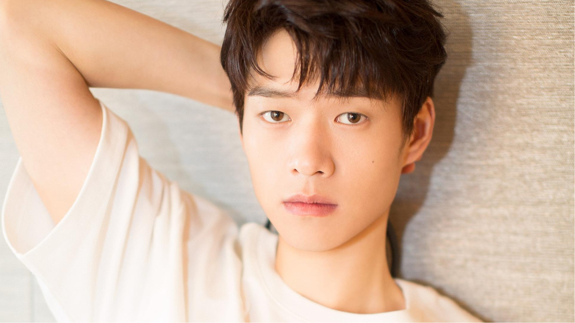 魏大勋笑起来真的还蛮可爱的,很阳光,而且很有趣,综艺感很好