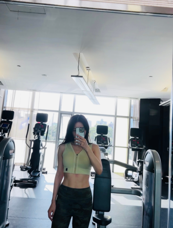 lpl主持人余霜更新健身日常:每天都锻炼了(组图)