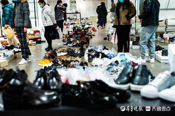商场撤柜摆地摊,甩卖最低三折