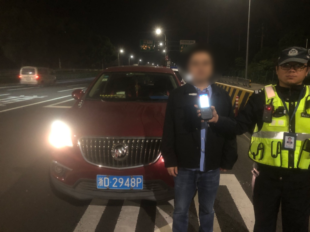 已清醒后车子直接撞上了道路中间的护栏途经灵桥路与解放南路路口时在
