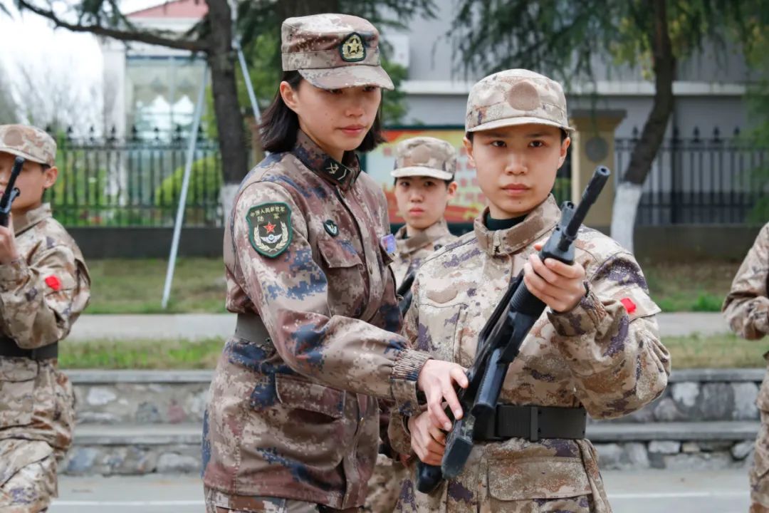 入营半个月的女新兵,更美了!
