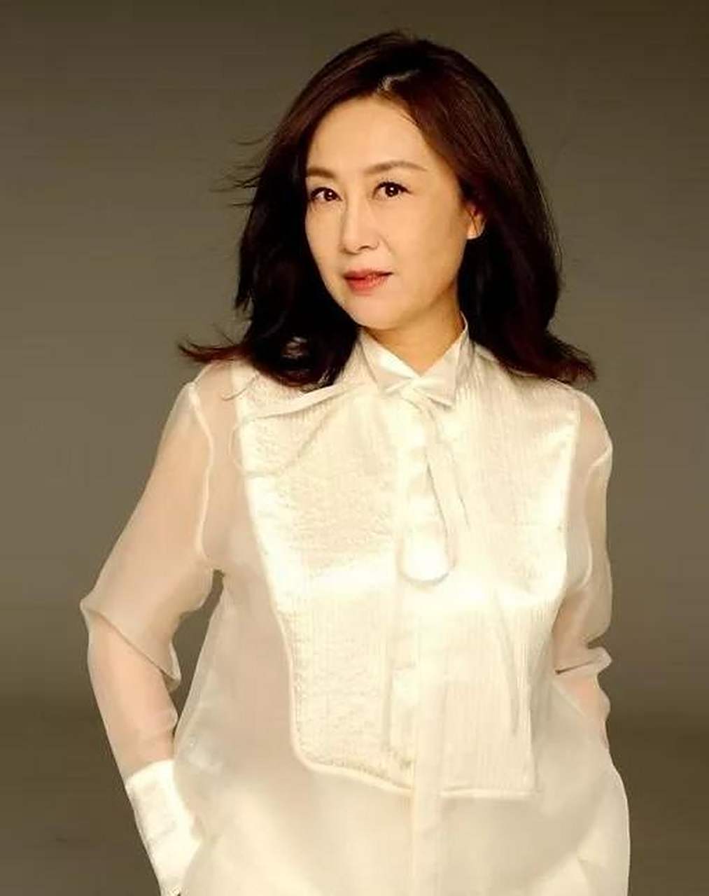 如今吴玉芳年过花甲早已是公认的人生赢家,戏里,人人都夸赞的老戏骨