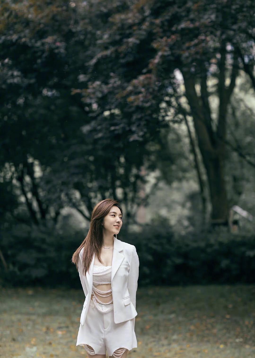 王晓晨夏日写真,白色西装白色短裤内搭,性感亮点