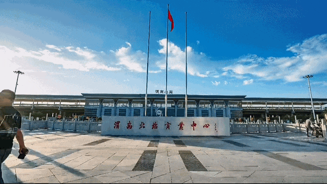 渭南北站,位于高铁线徐兰高速(郑西线)和大西线上,分为郑西场和大西场