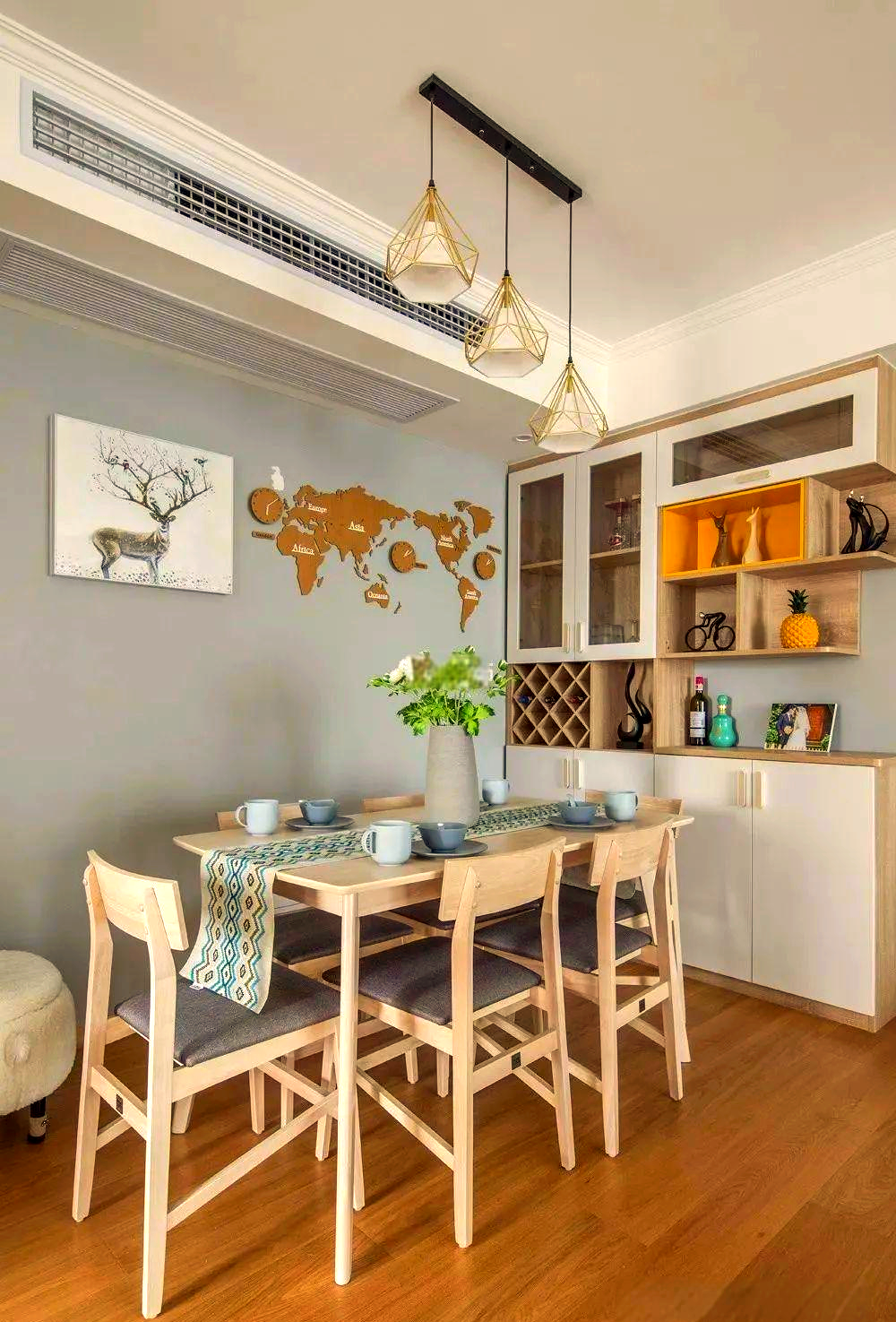 餐边柜与酒柜结合设计,让餐厅空间更实用