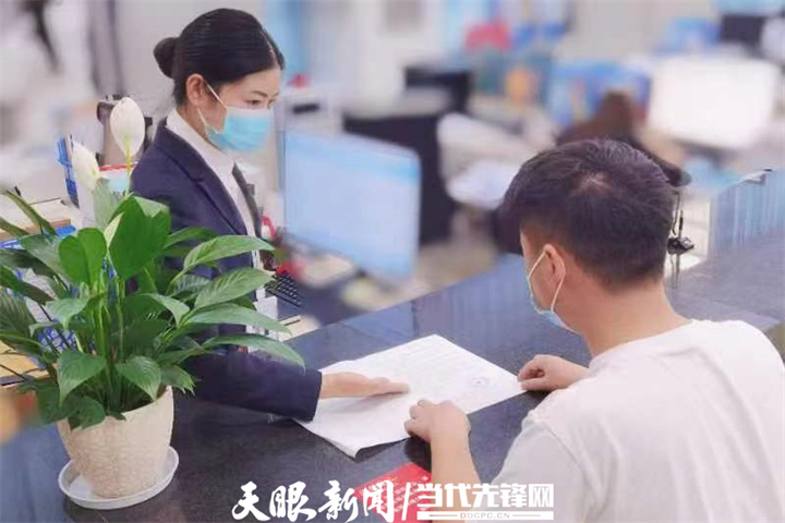 「代表相册"看变化"」白庆华:让老百姓更方便,让企业更便利