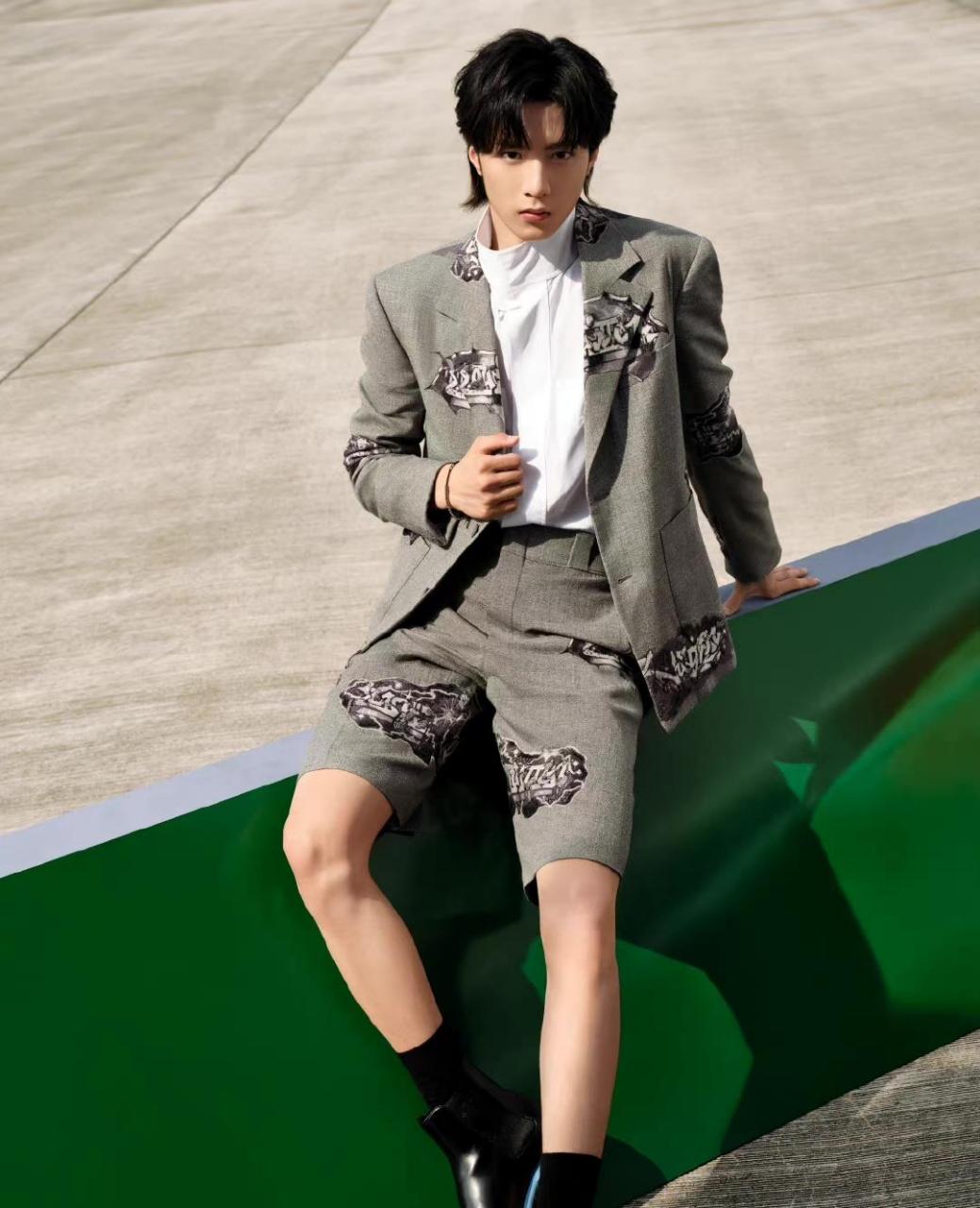 刘耀文的腿溢出屏幕了,这大长腿太瞩目了,身材比例惊人