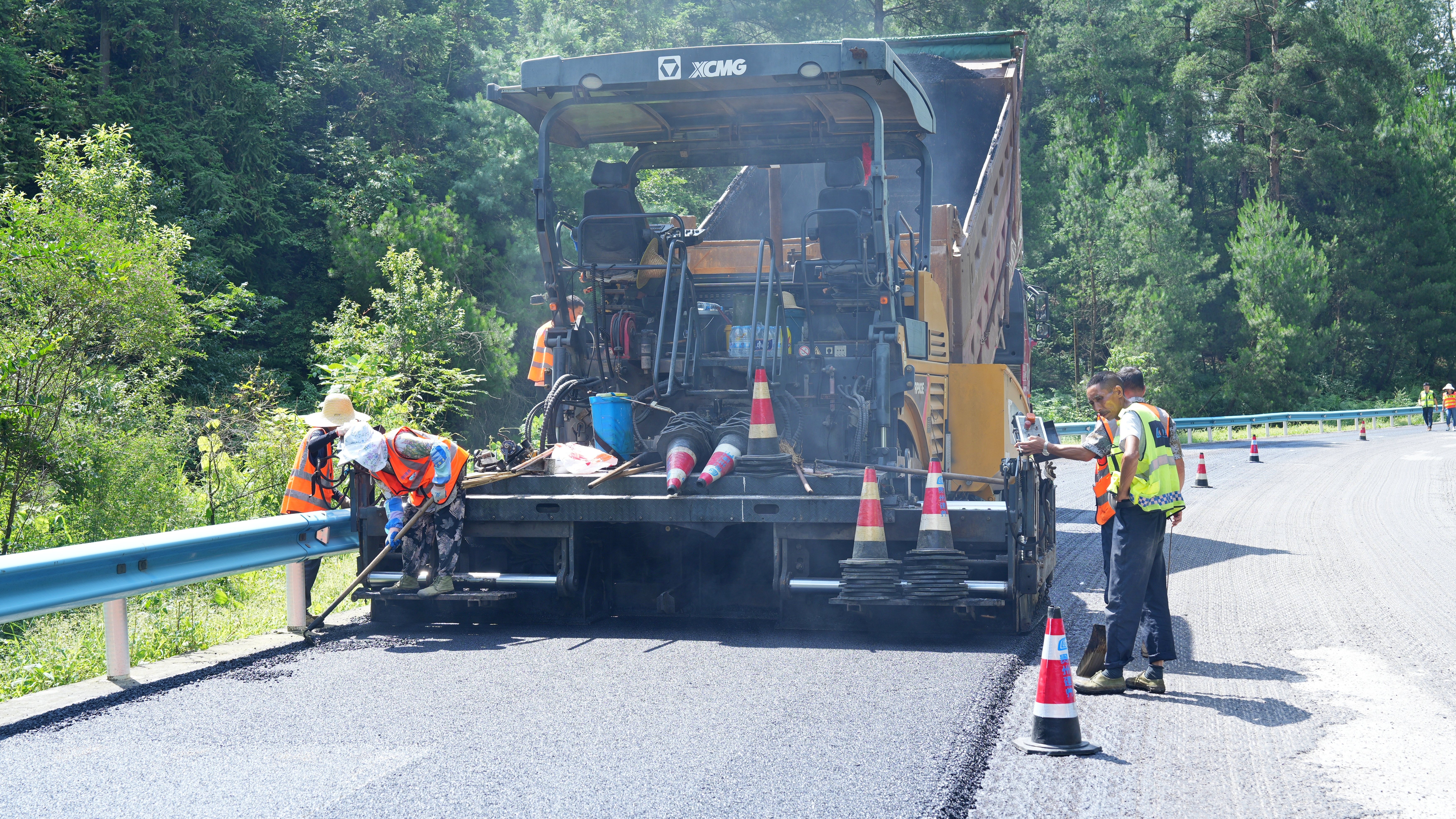 抢抓晴好天气!安顺公路管理局加快推进路面预防性养护施工