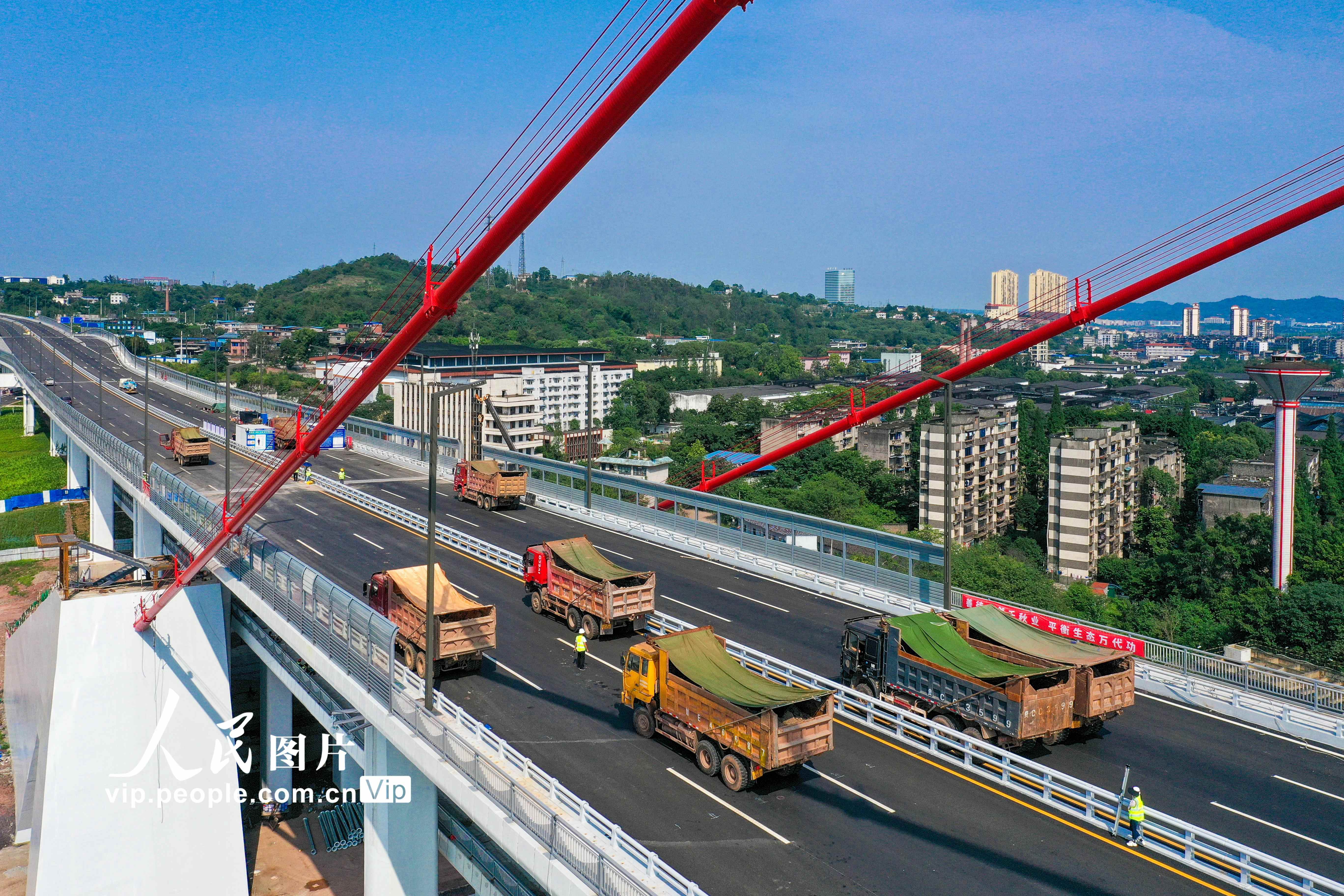 四川泸州:泸州长江二桥进行荷载试验