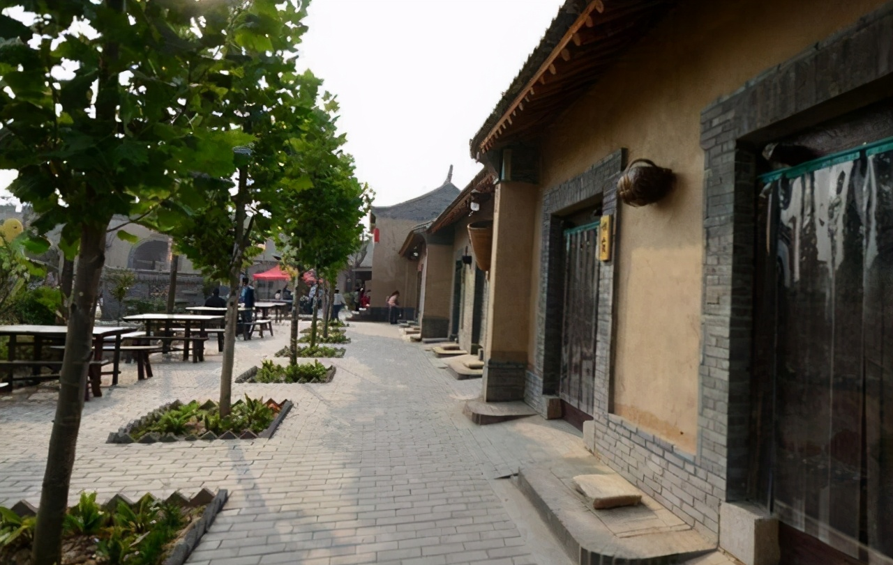 东黄小镇就在咸阳,花5亿元修建而成,如今游人寥寥无几