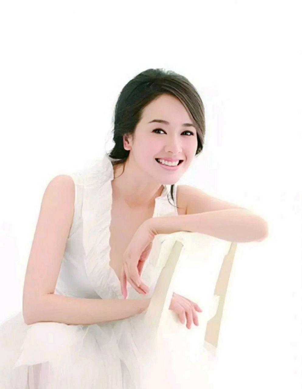 左小青,1977年6月25日出生于湖南省长沙市,毕业于北京电影学院,中国