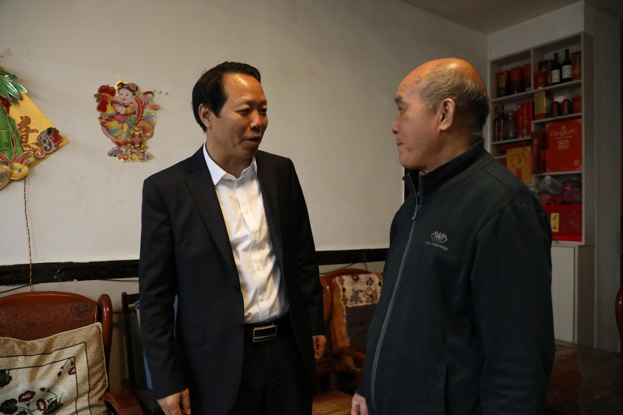 段贵建走访慰问部分离退休老干部