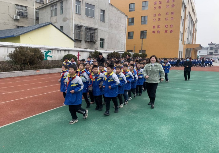 房县城关镇八一希望小学开展"阳光课间跑步"体育活动