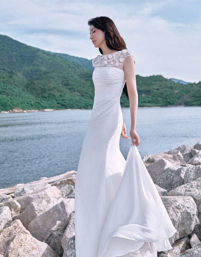 曾黎白色礼裙下的优雅魅力令人心驰神往