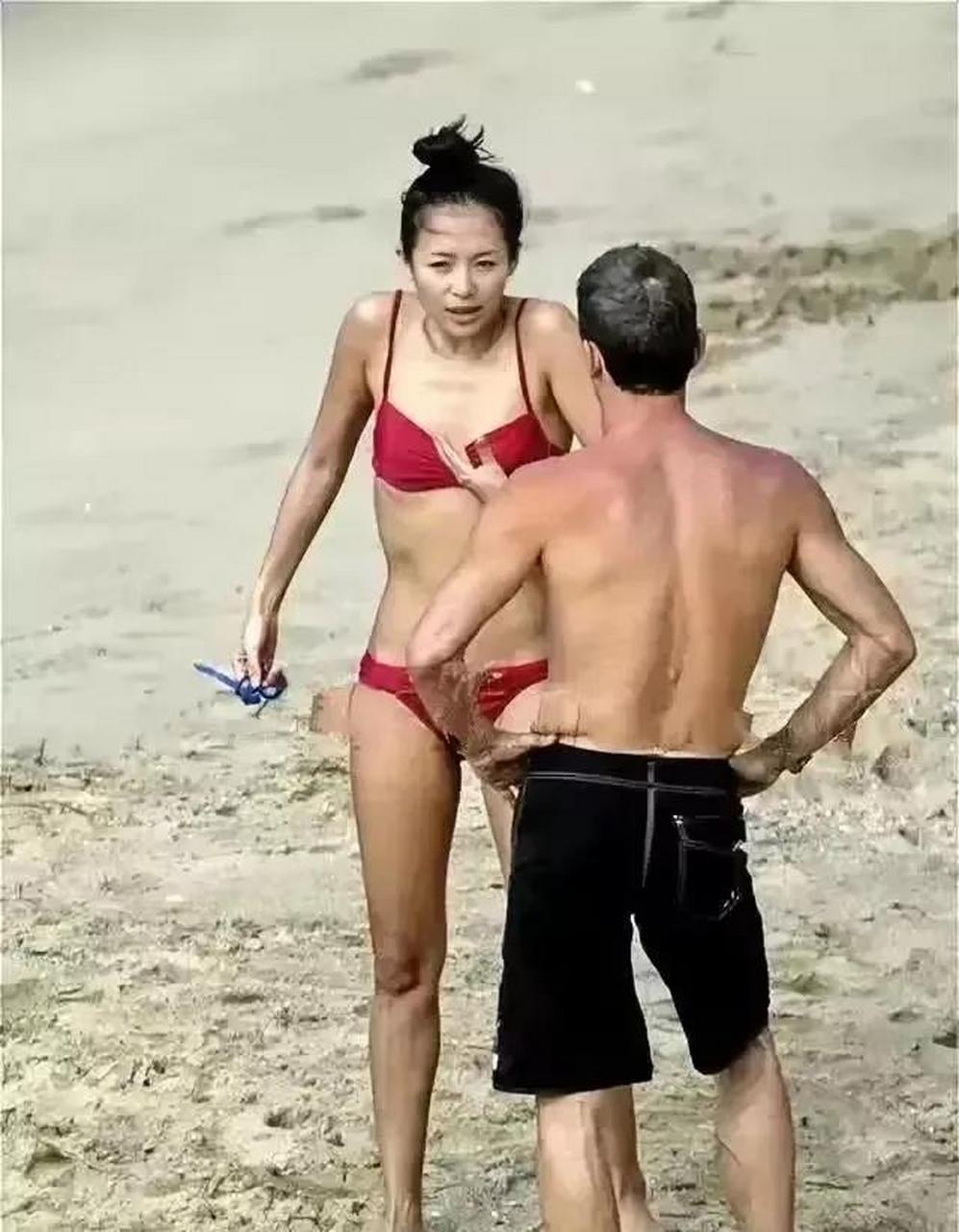 看到网上一直流传着章子怡海边的泳装照,网友们表示"看着清纯的